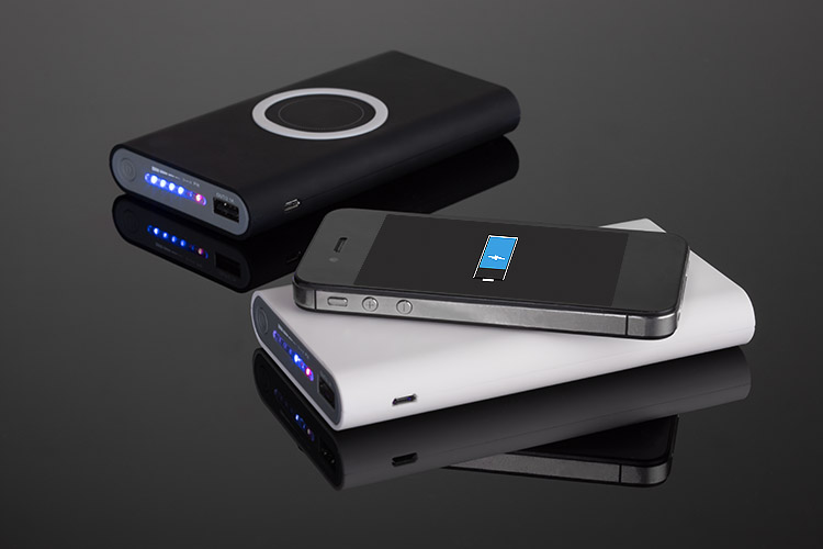 Power bank DOUBLE 8000 mAh Power bank DOUBLE o pojemności 8000 mAh posiada możliwość ładowania bezprzewodowego oraz jednoczesnego przewodowego ładowania dwóch innych urządzeń (poprzez microUSB i USB typu C). Sam power bank można również naładować bezprzewodowo. Produkt jest zgodny z odpowiednimi dyrektywami Unii Europejskiej, posiada znak CE oraz 1 rok gwarancji. W zestawie kabel do ładowania z końcówą microUSB. Dane techniczne: - wejście: 5V/2.1A, - wyjście: 5V/2.1A, - odbiór bezprzewodowy 5V/750mA, - wyjście bezprzewodowe 5V/1A, - bateria litowo-polimerowa, - zabezpieczenie przed przegrzaniem, przeładowaniem i przepięciem
UWAGA: Należy odczekać ok. 1 min po podłączeniu urządzenia w celu stabilizacji pola elektromagnetycznego.