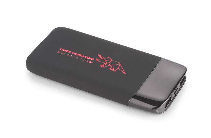 Power bank MING 8000 mAh (pudełko) MING to genialny gadżet reklamowy! Power bank z gumowaną powłoką o pojemności 8000 mAh z podświetlanym logo (po wykonaniu grawerowania) mocno wyróżnia się na tle innych produktów z tej kategorii. Aby wywołać efekt podświetlenia logo wystarczy potrząsnąć power bankiem. Posiada możliwość ładowania dwóch urządzeń jednocześnie. Produkt jest zgodny z odpowiednimi dyrektywami Unii Europejskiej, posiada znak CE oraz 1 rok gwarancji. W zestawie kabel do ładowania z końcówką micro USB. 
Dane techniczne: 
- wejście: 5V/1.5A (port micro USB i Lightning iPhone)
- wyjścia: 5V/2A (porty USB)
- bateria litowo-polimerowa