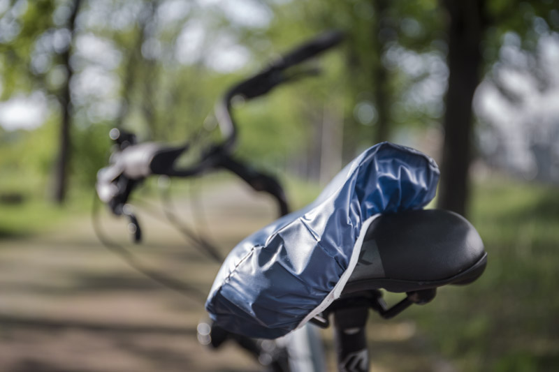 Pokrowiec na siodełko CASER Pokrowiec na siodełko CASER można zaliczyć do grupy drobnych niezbędników przyjaznych aktywnym cyklistom. Wykonany z tworzywa odpornego na kurz, pył i lekki deszcz. Dzięki gumce może dopasować się do wielu rozmiarów siodełka. Dostępny w 2 uniwersalnych kolorach. 