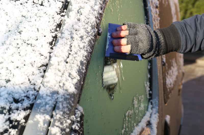 Skrobaczka GLACE Skrobaczka do szyb z trzema końcówkami - płaską, ząbkowaną oraz gumową. Wykonana z tworzywa nietransparentnego.