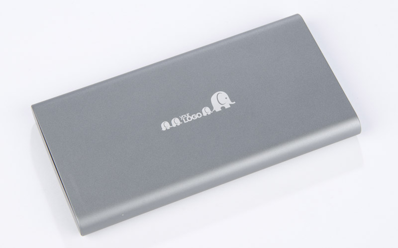 Power bank NOCCA 10000 mAh NOCCA to wysokiej klasy metalowy power bank z wyjściem typ-C o dużej pojemności baterii - 10 000 mAh. Wysokie natężenie wejścia i wyjścia pozwala na szybkie ładowanie. Posiada port USB oraz wskaźnik poziomu energii. W zestawie standardowy kabel micro USB do ładowania oraz instrukcja obsługi. Produkt jest zgodny z odpowiednimi dyrektywami Unii Europejskiej, posiada znak CE oraz 1 rok gwarancji. Dane techniczne: - wejście: 5 V / 2 A (port micro USB)- wyjście: 5 V / 2,4 A (port USB) oraz 5 V / 3A (typ-C) .Pojemność baterii: 10 000 mAh