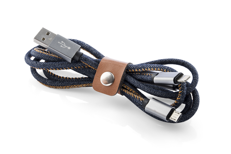 Kabel USB 2 w 1 JEANS Stylowy i funkcjonalny. Taki właśnie jest Kabel USB 2 w 1  JEANS. Posiada dwie końcówki. MicroUSB, która pozwala na naładowanie telefonu i przesył danych oraz końcówkę dla iPhone’a 5 i nowszych, pozwalającą na naładowanie urządzenia.