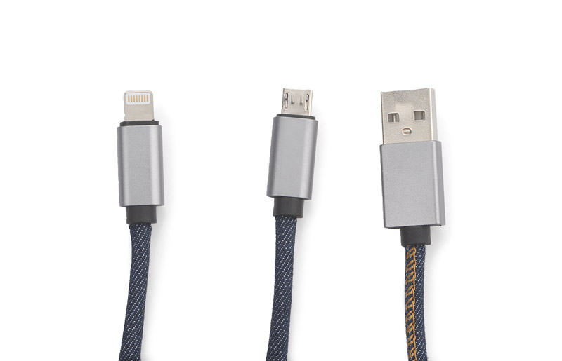 Kabel USB 2 w 1 JEANS Stylowy i funkcjonalny. Taki właśnie jest Kabel USB 2 w 1  JEANS. Posiada dwie końcówki. MicroUSB, która pozwala na naładowanie telefonu i przesył danych oraz końcówkę dla iPhone’a 5 i nowszych, pozwalającą na naładowanie urządzenia.