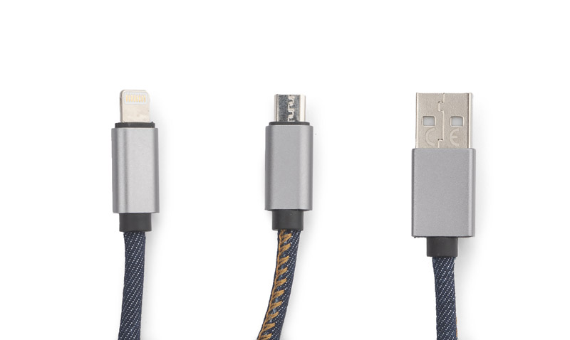 Kabel USB 2 w 1 JEANS Stylowy i funkcjonalny. Taki właśnie jest Kabel USB 2 w 1  JEANS. Posiada dwie końcówki. MicroUSB, która pozwala na naładowanie telefonu i przesył danych oraz końcówkę dla iPhone’a 5 i nowszych, pozwalającą na naładowanie urządzenia.