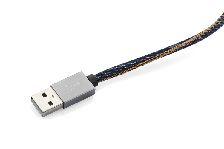 Kabel USB 2 w 1 JEANS Stylowy i funkcjonalny. Taki właśnie jest Kabel USB 2 w 1  JEANS. Posiada dwie końcówki. MicroUSB, która pozwala na naładowanie telefonu i przesył danych oraz końcówkę dla iPhone’a 5 i nowszych, pozwalającą na naładowanie urządzenia.