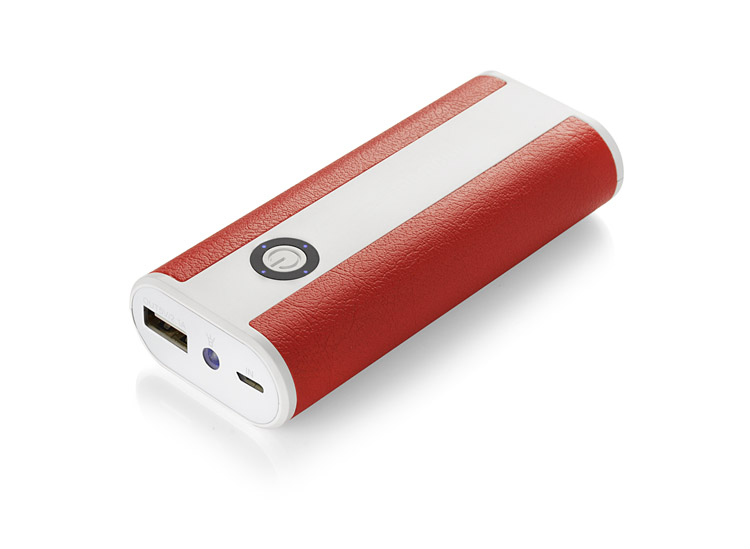 Power bank REMOTE 5200 mAh REMOTE to power bank o pojemności 5200 mAh. Boki urządzenia pokryte są ekoskórą. Power bank ma wbudowany kabel z wejściem micro USB, latarkę z dwoma trybami świecenia (ciągłym i migającym) oraz 4 diody informujące o poziomie baterii. Wejście 5 V / 1 A, wyjście 5V / 1 A (zintegrowany kabel) i 2.1 A (port USB). W zestawie dołączony kabel z wtyczką micro USB.