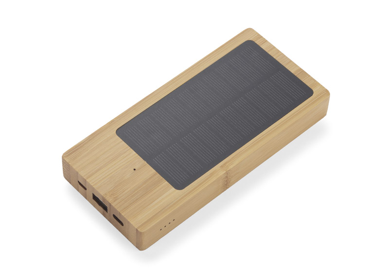 Power bank solarny SONNEN 10000 mAh SONNEN to power bank wykonany z ekologicznych upraw bambusa FSC, który wyposażony jest w panel solarny umożliwiający jego naładowanie za pomocą energii słonecznej. Jego duża pojemność 10 000 mAh gwarantuje spory zapas energii dla urządzeń mobilnych, a ekologiczny wygląd odpowiada eko trendom. Power bank posiada diodowy wskaźnik naładowania baterii. W zestawie znajduje się kabel USB do ładowania power banku. Produkt jest zgodny z odpowiednimi dyrektywami Unii Europejskiej, posiada znak CE oraz 1 rok gwarancji. Dane techniczne: wejście (micro USB i USB typu C) 5V/2A (max), wyjście USB 5V/2A (max), bateria litowo-polimerowa.