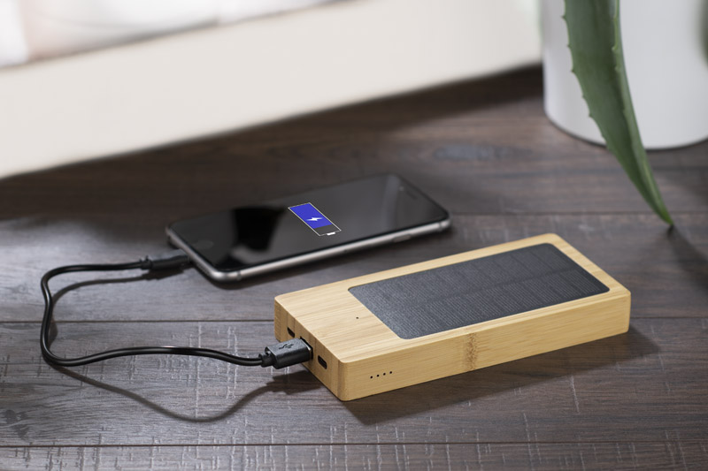 Power bank solarny SONNEN 10000 mAh SONNEN to power bank wykonany z ekologicznych upraw bambusa FSC, który wyposażony jest w panel solarny umożliwiający jego naładowanie za pomocą energii słonecznej. Jego duża pojemność 10 000 mAh gwarantuje spory zapas energii dla urządzeń mobilnych, a ekologiczny wygląd odpowiada eko trendom. Power bank posiada diodowy wskaźnik naładowania baterii. W zestawie znajduje się kabel USB do ładowania power banku. Produkt jest zgodny z odpowiednimi dyrektywami Unii Europejskiej, posiada znak CE oraz 1 rok gwarancji. Dane techniczne: wejście (micro USB i USB typu C) 5V/2A (max), wyjście USB 5V/2A (max), bateria litowo-polimerowa.