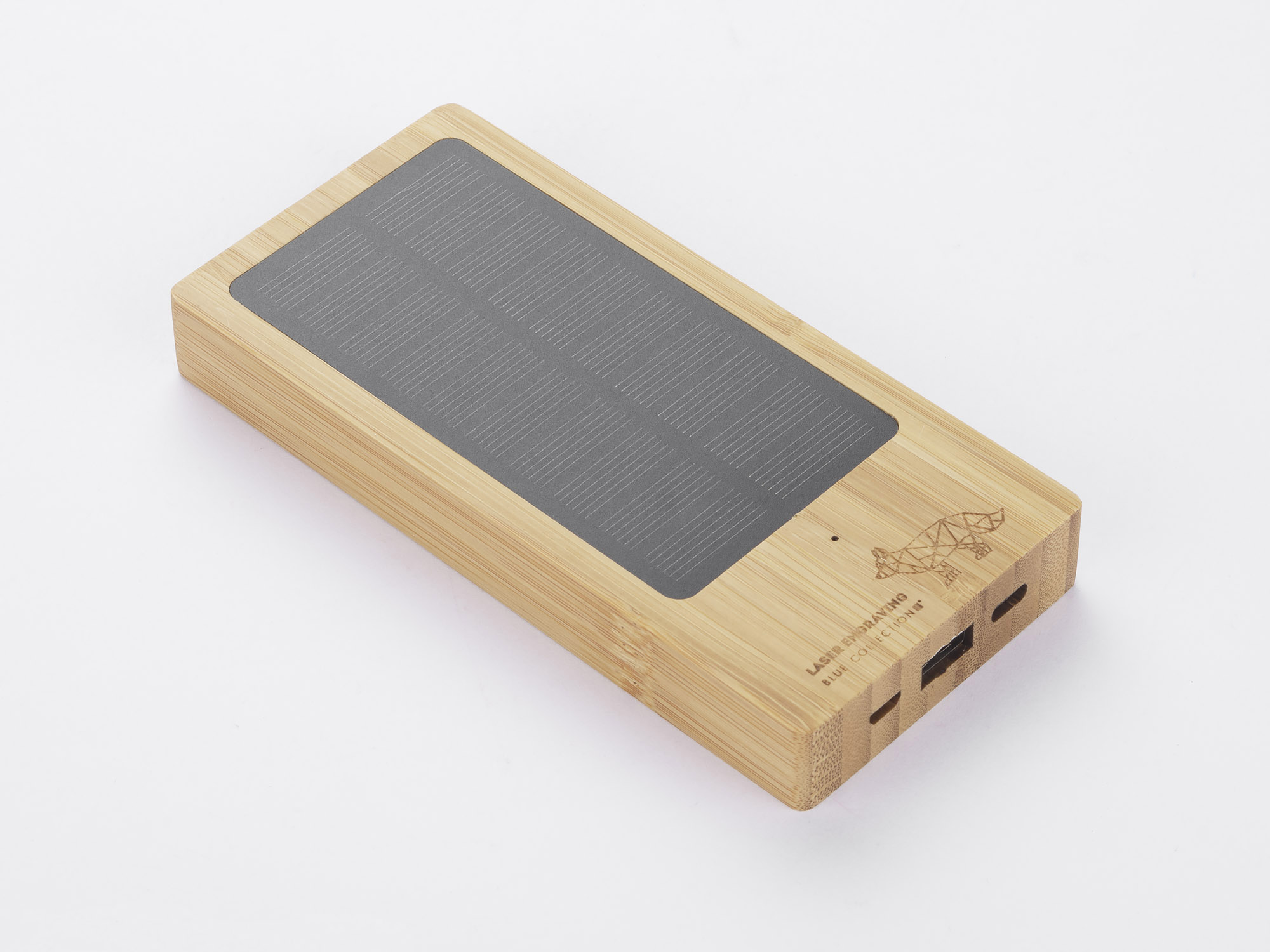 Power bank solarny SONNEN 10000 mAh SONNEN to power bank wykonany z ekologicznych upraw bambusa FSC, który wyposażony jest w panel solarny umożliwiający jego naładowanie za pomocą energii słonecznej. Jego duża pojemność 10 000 mAh gwarantuje spory zapas energii dla urządzeń mobilnych, a ekologiczny wygląd odpowiada eko trendom. Power bank posiada diodowy wskaźnik naładowania baterii. W zestawie znajduje się kabel USB do ładowania power banku. Produkt jest zgodny z odpowiednimi dyrektywami Unii Europejskiej, posiada znak CE oraz 1 rok gwarancji. Dane techniczne: wejście (micro USB i USB typu C) 5V/2A (max), wyjście USB 5V/2A (max), bateria litowo-polimerowa.