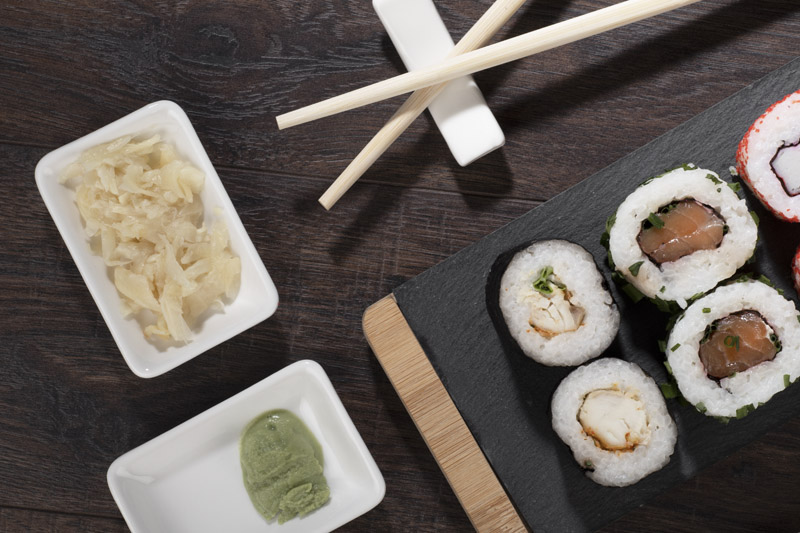 Zestaw do sushi MAKI Zestaw do sushi stanowi doskonały pomysł na upominek. Zestaw zawiera bambusową podkładkę, na której umieszczona jest kamienna deska, bambusowe pałeczki z podstawkami oraz miseczki na sos. Zestaw dla dwóch osób. Ucieszy każdego miłośnika sushi. 