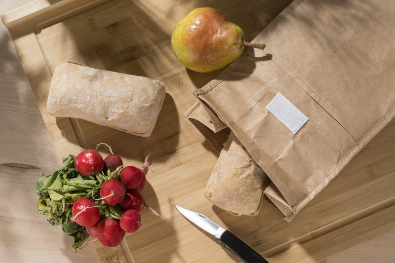 Torebka lunchowa LADA Torebka lunchowa wykonana z papieru świetnie sprawdzi się jako opakowanie na drugie śniadanie lub lunch do pracy i szkoły. Poręczna i wygodna, zamykana na rzep. We wnętrzu torebki znajduje się izolacja z aluminium.