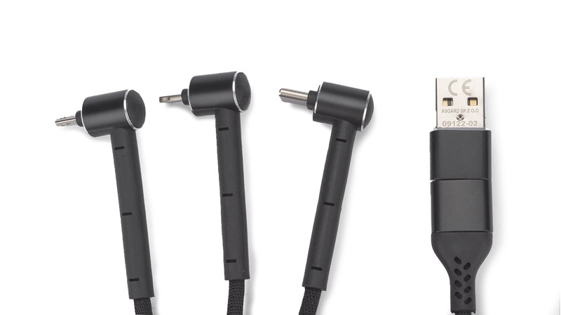 Kabel USB 6 w 1 RICO Kabel USB do ładowania RICO to aż sześć funkcji w jednym produkcie. Posiada dwa wejścia: USB-A i USB-C i trzy wyjścia: micro USB, USB-C i Lightning (iPhone). Dodatkowo, trzy końcówki posiadają specjalne wzmocnienia z tworzywa, które umożliwiają zastosowanie kabla jako stojaka na telefon! Sam przewód powleczony jest wytrzymałym materiałem i ma długość ok. 1,20 m. Tylko do ładowania.

UWAGA - Inne opakowanie. Reklamacji na to nie przyjmujemy.