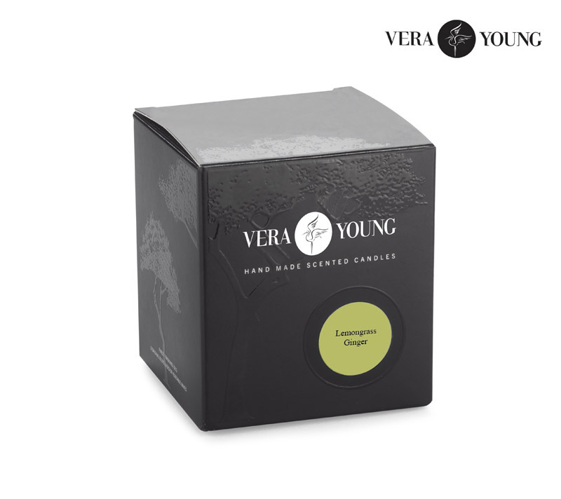 Świeca sojowa 170g - Lemongrass & Ginger - VERA YOUNG Produkty Vera Young Candles są odlewane ręcznie. Wykonywane są z naturalnego wosku sojowego - są w 100% naturalne i ekologiczne. Dzięki woskom roślinnym świece są całkowicie bezpieczne dla zdrowia i nie zawierają szkodliwych substancji.
