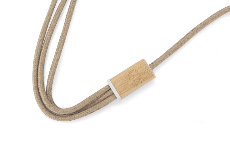 Kabel USB 3 w 1 FLAX Kabel USB FLAX to praktyczny gadżet codziennego użytku w ekologicznym wykonaniu. Przewód kabla został pokryty lnem, a wtyczki wykończone są naturalnym bambusem. Kabel posiada 3 typy końcówek do podłączenia urządzeń mobilnych: micro USB, USB C oraz Lightning (iPhone). Wszystkie wtyczki, także wyjściowa USB, są dwustronne (nie ma znaczenia w którą stronę zostanie włożona do gniazda), co znacznie ułatwia korzystanie. Kabel ma długość około 110 cm. Kabel służy tylko do ładowania.