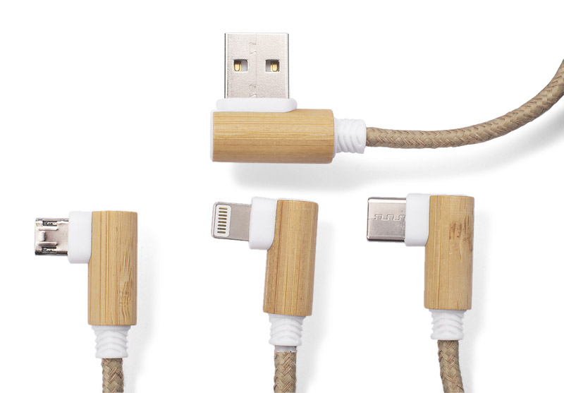 Kabel USB 3 w 1 FLAX Kabel USB FLAX to praktyczny gadżet codziennego użytku w ekologicznym wykonaniu. Przewód kabla został pokryty lnem, a wtyczki wykończone są naturalnym bambusem. Kabel posiada 3 typy końcówek do podłączenia urządzeń mobilnych: micro USB, USB C oraz Lightning (iPhone). Wszystkie wtyczki, także wyjściowa USB, są dwustronne (nie ma znaczenia w którą stronę zostanie włożona do gniazda), co znacznie ułatwia korzystanie. Kabel ma długość około 110 cm. Kabel służy tylko do ładowania.