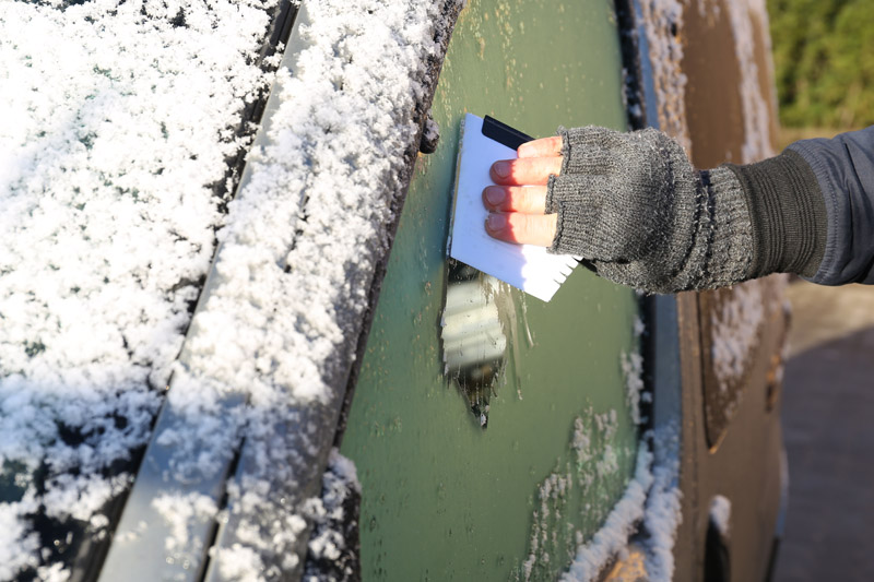 Skrobaczka GLACE Skrobaczka do szyb z trzema końcówkami - płaską, ząbkowaną oraz gumową. Wykonana z tworzywa nietransparentnego.