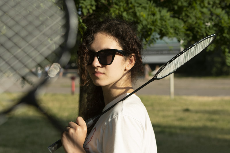 Zestaw do badmintona TALDE  Badminton to atrakcyjny towarzysko i łatwy do nauczenia sport. Idealny zarówno dla dzieci jak i dla dorosłych. Zestaw składa się z dwóch rakietek i lotki. Zapakowany w czarne etui z dołączonym paskiem do przenoszenia na ramieniu. 