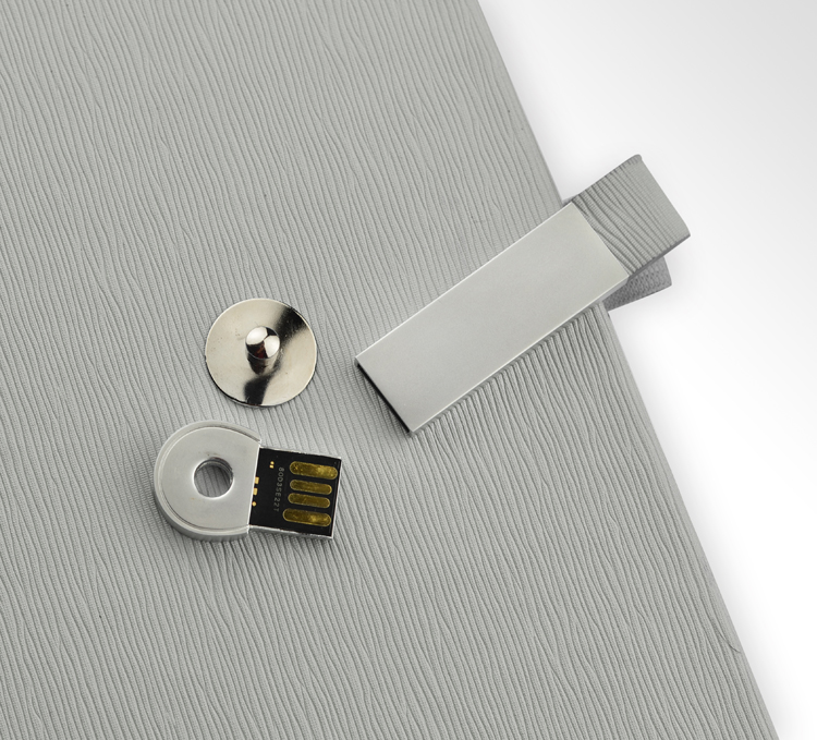 Notes MIND z pamięcią USB 16 GB, A5 
Notes formatu A5 w twardej oprawie z 80 kartkami w linie. Zamykany jest na metalowy zatrzask z magnesem, w którym ukryta jest pamięć USB o pojemności 16 GB. Standard usb: 2.0; szybkość zapisu: 6 MB/s; szybkość odczytu: 16 MB/s. Ponadto notes posiada uchwyt na długopis. Okładka notesu wykonana jest z ekoskóry PU o nowoczesnej fakturze i żywych kolorach. Brzegi notesu są w takim samym kolorze jak okładka. Znakowanie jest możliwe na zatrzasku.
Do notesu dołączona jest instrukcja użytkowania pamięci USB, z którą należy się zapoznać przed jej użytkowaniem