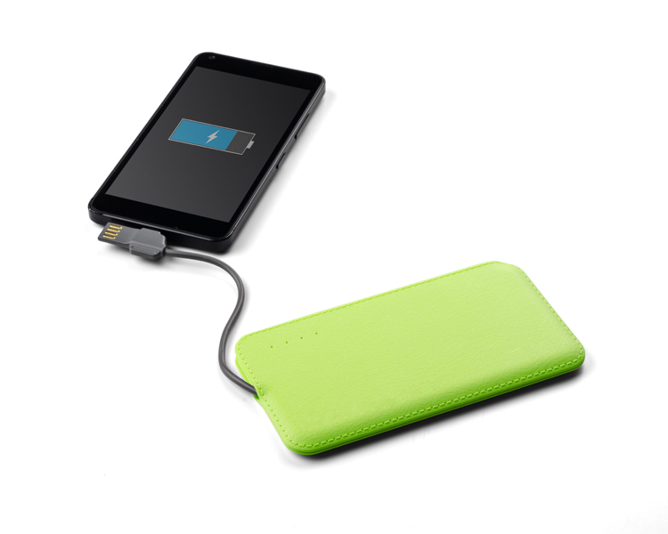 Power bank FINO 4000 mAh 

Power bank FINO to doskonale zaprojektowany produkt o pojemności 4000 mAh, niewymagający żadnych dodatkowych akcesoriów. Wbudowany kabel posiada zarówno wtyk USB umożliwiający naładowanie power banka, jak i micro USB do ładowania urządzeń mobilnych. Dodatkowo w obudowie został umieszczony adapter do ładowania iPhone'a czy iPada. Wysokie natężenie wejścia i wyjścia pozwala na szybkie ładowanie. Obudowa została wykonana z wysokiej jakości tworzywa do złudzenia przypominającego ekoskórę. Produkt jest zgodny z odpowiednimi dyrektywami Unii Europejskiej, posiada znak CE oraz 1 rok gwarancji. 
 
Dane techniczne: 
- wejście: 5 V /  2 A (wtyczka USB)
- wyjście: 5 V / 2,1 A (wtyczka micro USB / iPhone)
- pojemność baterii: 4 000 mAh