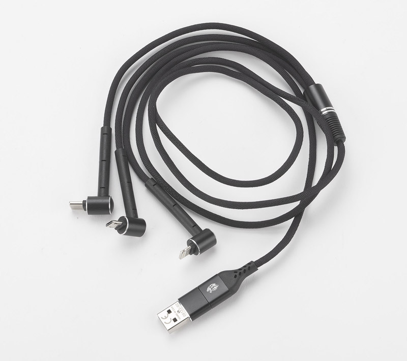 Kabel USB 6 w 1 RICO Kabel USB do ładowania RICO to aż sześć funkcji w jednym produkcie. Posiada dwa wejścia: USB-A i USB-C i trzy wyjścia: micro USB, USB-C i Lightning (iPhone). Dodatkowo, trzy końcówki posiadają specjalne wzmocnienia z tworzywa, które umożliwiają zastosowanie kabla jako stojaka na telefon! Sam przewód powleczony jest wytrzymałym materiałem i ma długość ok. 1,20 m. Tylko do ładowania.