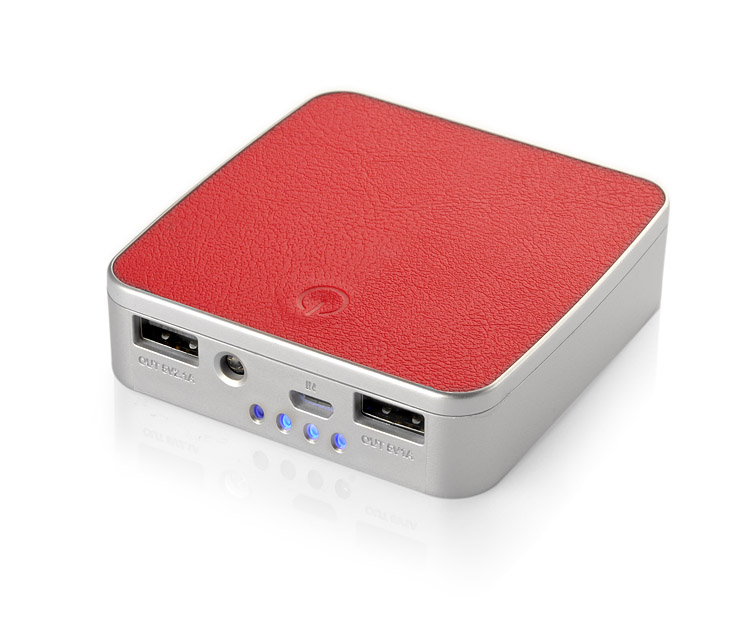 Power bank HIDE 7800 mAh Poręczny power bank o pojemności aż 7800 mAh. 2 porty USB umożliwiają ładowanie dwóch urządzeń naraz. Wykonany jest z tworzywa oraz ekoskóry, dzięki czemu jest wyjątkowo lekki w porównaniu do innych power banków o zbliżonych pojemnościach. Wejście 5 V/1 A, wyjście 5V/1 A i 2.1 A. Power bank wyposażony jest dodatkowo w latarkę oraz 4 diody wskazujące poziom naładowania. W zestawie dołączony kabel USB z wtyczką micro USB.