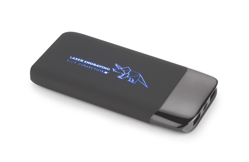 Power bank MING 8000 mAh (pudełko) MING to genialny gadżet reklamowy! Power bank z gumowaną powłoką o pojemności 8000 mAh z podświetlanym logo (po wykonaniu grawerowania) mocno wyróżnia się na tle innych produktów z tej kategorii. Aby wywołać efekt podświetlenia logo wystarczy potrząsnąć power bankiem. Posiada możliwość ładowania dwóch urządzeń jednocześnie. Produkt jest zgodny z odpowiednimi dyrektywami Unii Europejskiej, posiada znak CE oraz 1 rok gwarancji. W zestawie kabel do ładowania z końcówką micro USB. 
Dane techniczne: 
- wejście: 5V/1.5A (port micro USB i Lightning iPhone)
- wyjścia: 5V/2A (porty USB)
- bateria litowo-polimerowa