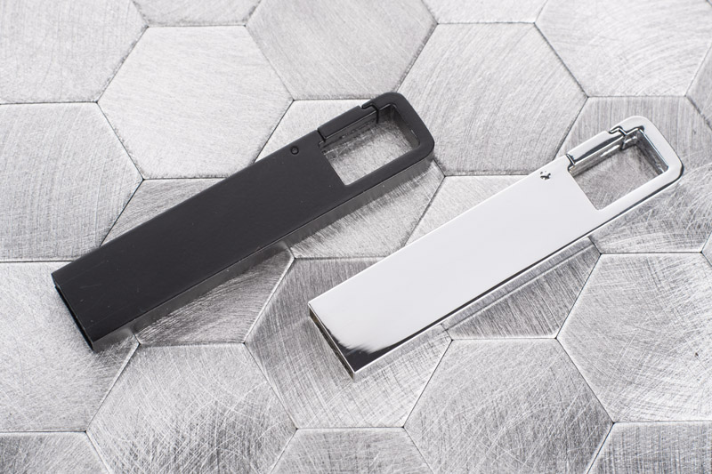 Pamięć USB TORINO 16 GB Mała, w całości wykonana z metalu, przenośna pamięć USB o pojemności 16 GB. Wyposażona jest w praktyczny karabińczyk. Standard USB: 2.0; szybkość zapisu: 4,5 MB/s; szybkość odczytu: 12 MB/s. Pamięć USB objęta jest 5 letnią gwarancją producenta oraz posiada certyfikat CE. 