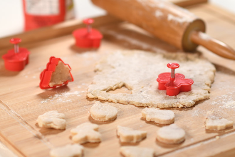 Foremki do ciastek BISCOTTI Zestaw 4 foremek do wypieku świątecznych ciasteczek. Kształty foremek jakie są w zestawie to: bałwan, bombka, piernikowy ludzik i choinka. Wycinanie ciasteczek jest bardzo proste i przyjemne. Wystarczy położyć foremkę na rozwałkowane ciasto, nacisnąć wystający element i gotowe. Wykonane z tworzywa. Zapakowane w czarny woreczek. 