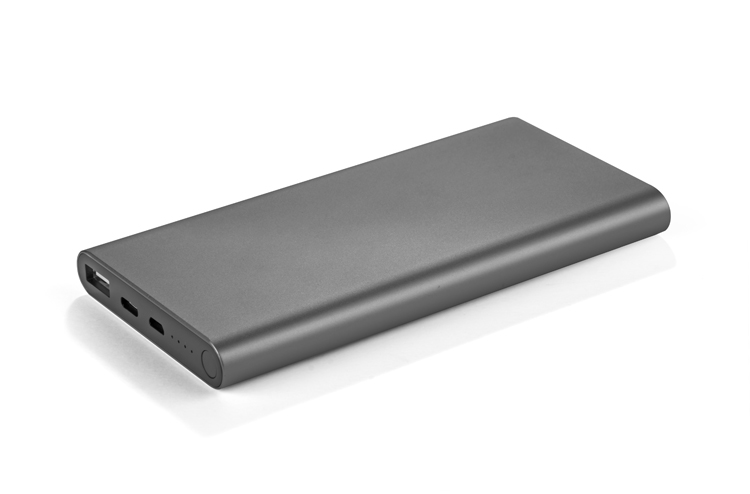 Power bank NOCCA 10000 mAh NOCCA to wysokiej klasy metalowy power bank z wyjściem typ-C o dużej pojemności baterii - 10 000 mAh. Wysokie natężenie wejścia i wyjścia pozwala na szybkie ładowanie. Posiada port USB oraz wskaźnik poziomu energii. W zestawie standardowy kabel micro USB do ładowania oraz instrukcja obsługi. Produkt jest zgodny z odpowiednimi dyrektywami Unii Europejskiej, posiada znak CE oraz 1 rok gwarancji. Dane techniczne: - wejście: 5 V / 2 A (port micro USB)- wyjście: 5 V / 2,4 A (port USB) oraz 5 V / 3A (typ-C) .Pojemność baterii: 10 000 mAh