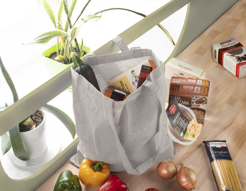 Torba bawełniana MELANGE 140g Torba MELANGE wykonana jest z bawełny pozyskanej z recyklingu, dzięki czemu oszczędność wody w procesie produkcyjnym jest znaczna. Posiada rączki o długości około 70 cm, poszerzone boki i dno. Gramatura bawełny 140g/m2. 