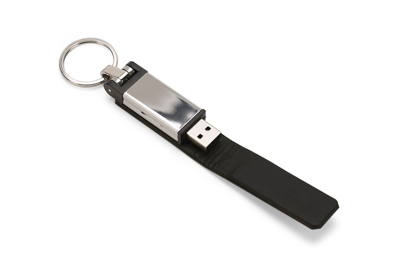 Pamięć USB BUDVA 32 GB 3.0 Przenośna pamięć USB o pojemności 32 GB wykonana z metalu oraz ekoskóry. Logo wykonamy metodą graweru. Standard USB 3.0, szybkość zapisu: 27 MB/s; szybkość odczytu: 106 MB/s. Pamięć USB objęta jest 5 letnią gwarancją producenta oraz posiada certyfikat CE.
