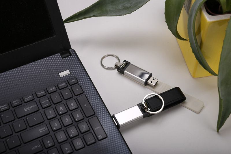 Pamięć USB BUDVA 32 GB 3.0 Przenośna pamięć USB o pojemności 32 GB wykonana z metalu oraz ekoskóry. Logo wykonamy metodą graweru. Standard USB 3.0, szybkość zapisu: 27 MB/s; szybkość odczytu: 106 MB/s. Pamięć USB objęta jest 5 letnią gwarancją producenta oraz posiada certyfikat CE.
