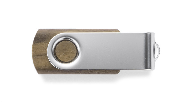 Pamięć USB TWISTER WALNUT 16 GB 
Nieduża, wykonana z metalu oraz drewna orzechowego, przenośna pamięć usb o pojemności 16 GB. Znakowanie możliwe na dwóch stronach metalowego zamknięcia. Standard usb: 2.0; szybkość zapisu: 4 MB/s; szybkość odczytu: 12 MB/s (Uwaga: ze względu na wykonanie produktu z naturalnego drewna kolor może mieć rożne odcienie w ramach jednaj partii). Pamięć USB objęta jest 5 letnią gwarancją producenta oraz posiada certyfikat CE.

