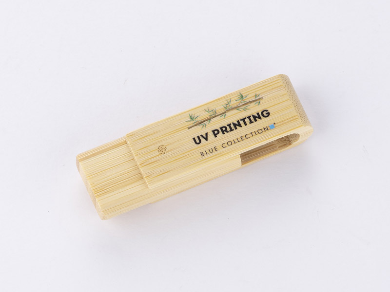 Pamięć USB bambusowa TWISTER 16 GB Dobrze znany model pamięci TWISTER w eko wydaniu. Obudowa w całości wykonana z bambusa, pamięć USB o pojemności 16 GB. Standard USB: 2.0; szybkość zapisu: 4,5 MB/s; szybkość odczytu: 12 MB/s. Pamięć USB objęta jest 5 letnią gwarancją producenta oraz posiada certyfikat CE.