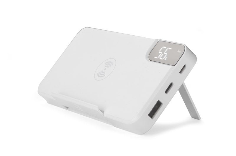 Power bank STAND 10000 mAh Power bank STAND wyróżnia się bardzo praktyczną funkcją stojaka na telefon. Poza tym posiada wbudowaną ładowarkę bezprzewodową o mocy 5W. Dzięki tym obu funkcjom można oglądać film na telefonie, jednocześnie ładując jego baterię bez żadnych kabli! Power bank wyposażony został również w cyfrowy wyświetlacz, który pokazuje aktualny poziom naładowania baterii i rodzaj ładowania. W zestawie standardowy kabel micro USB do ładowania. Produkt jest zgodny z odpowiednimi dyrektywami Unii Europejskiej, posiada znak CE oraz 1 rok gwarancji. Dane techniczne: wejście (micro USB i USB typu C) 5V/2A, wyjście USB 5V/2.1A (max), bateria litowo-polimerowa