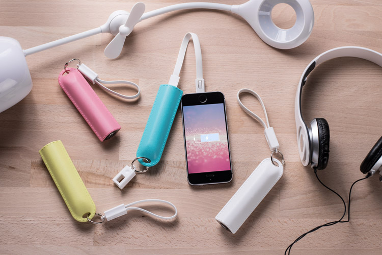 Power bank TINATI 2600 mAh Modny power bank TINATI o pojemności 2600 mAh wyróżnia się elegancją i praktycznością. Może służyć jako brelok dzięki kablowi do ładowania, który spełnia rolę zawieszki. Produkt jest zgodny z odpowiednimi dyrektywami Unii Europejskiej, posiada znak CE oraz 1 rok gwarancji. W zestawie dołączony kabel z końcówką microUSB. Dane techniczne: - wejście 5V/1A, - wyjście: 5V/1A, - bateria litowo-polimerowa, - zabezpieczenie przed przegrzaniem, przeładowaniem i przepięciem.