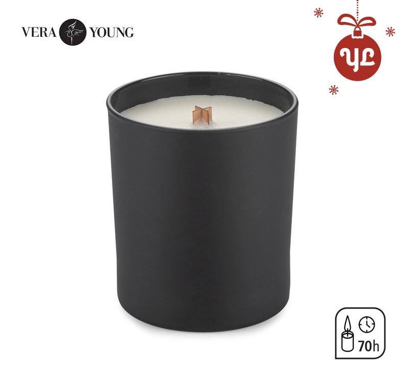 Świeca sojowa 220g - Black Pomegranate - VERA YOUNG Produkty Vera Young Candles są odlewane ręcznie. Wykonywane są z naturalnego wosku sojowego - są w 100% naturalne i ekologiczne. Dzięki woskom roślinnym świece są całkowicie bezpieczne dla zdrowia i nie zawierają szkodliwych substancji.

Eleganckie czarne, matowe szkło z drewnianą pokrywką i drewnianym knotem. (Knot drewniany w zależności od rodzaju produkcji może różnić się wyglądem.) Świece produkowane są ręcznie. Produkcja w Polsce. 