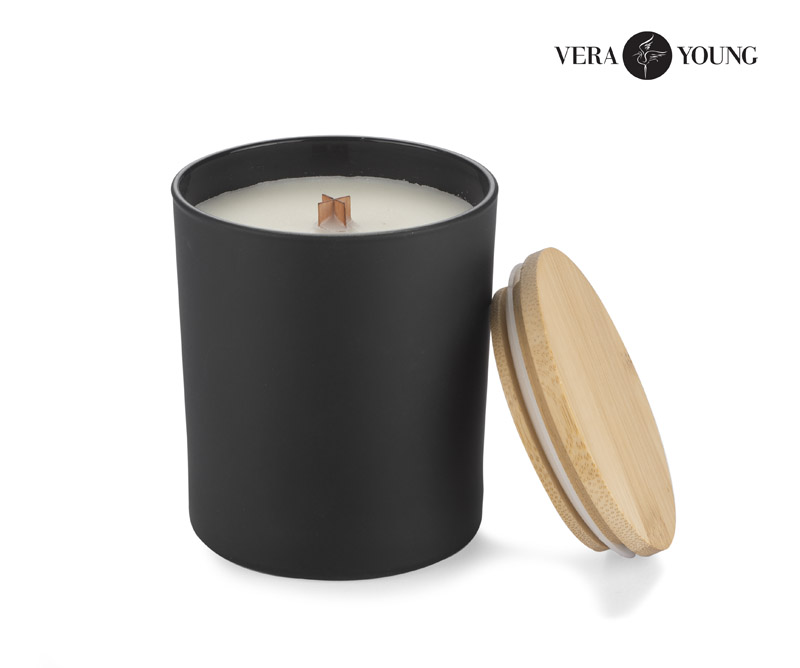 Świeca sojowa 220g - Black Pomegranate - VERA YOUNG Produkty Vera Young Candles są odlewane ręcznie. Wykonywane są z naturalnego wosku sojowego - są w 100% naturalne i ekologiczne. Dzięki woskom roślinnym świece są całkowicie bezpieczne dla zdrowia i nie zawierają szkodliwych substancji.

Eleganckie czarne, matowe szkło z drewnianą pokrywką i drewnianym knotem. (Knot drewniany w zależności od rodzaju produkcji może różnić się wyglądem.) Świece produkowane są ręcznie. Produkcja w Polsce. 