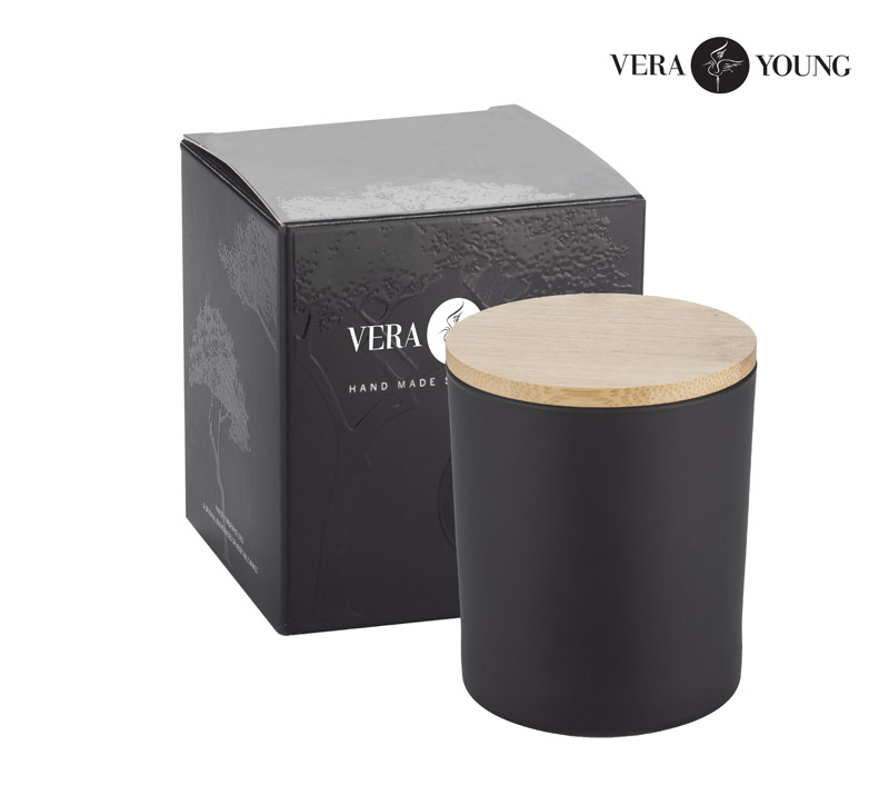 Świeca sojowa 220g - Black Pomegranate - VERA YOUNG Produkty Vera Young Candles są odlewane ręcznie. Wykonywane są z naturalnego wosku sojowego - są w 100% naturalne i ekologiczne. Dzięki woskom roślinnym świece są całkowicie bezpieczne dla zdrowia i nie zawierają szkodliwych substancji.

Eleganckie czarne, matowe szkło z drewnianą pokrywką i drewnianym knotem. (Knot drewniany w zależności od rodzaju produkcji może różnić się wyglądem.) Świece produkowane są ręcznie. Produkcja w Polsce. 