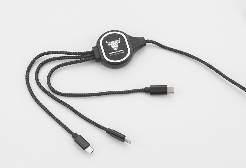 Kabel USB 3 w 1 LUX Kabel LUX to świetny gadżet reklamowy, gdyż posiada on idealne miejsce na wygrawerowane logo, które podświetli się po podłączeniu kabla! Jest to kabel 3 w 1, co oznacza, że posiada końcówki: micro USB, USB typu C i Lightining (iPhone). Sam przewód powleczony jest wzmacnianym materiałem i ma długość ok. 1 m. Kabel służy wyłącznie do ładowania.