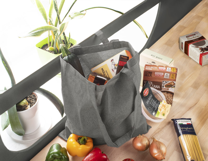 Torba bawełniana MELANGE 140g Torba MELANGE wykonana jest z bawełny pozyskanej z recyklingu, dzięki czemu oszczędność wody w procesie produkcyjnym jest znaczna. Posiada rączki o długości około 70 cm, poszerzone boki i dno. Gramatura bawełny 140g/m2