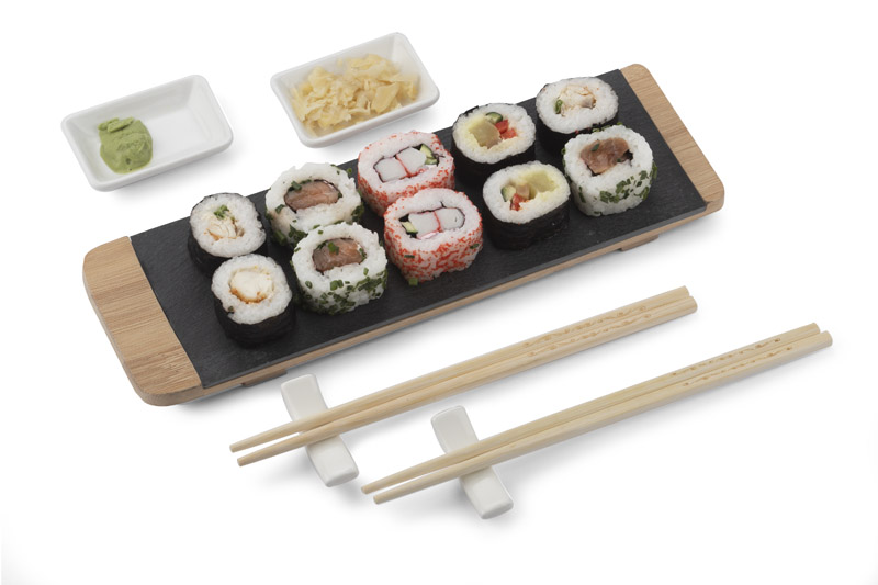 Zestaw do sushi MAKI Zestaw do sushi stanowi doskonały pomysł na upominek. Zestaw zawiera bambusową podkładkę, na której umieszczona jest kamienna deska, bambusowe pałeczki z podstawkami oraz miseczki na sos. Zestaw dla dwóch osób. Ucieszy każdego miłośnika sushi. 