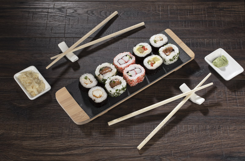 Zestaw do sushi MAKI Zestaw do sushi stanowi doskonały pomysł na upominek. Zestaw zawiera bambusową podkładkę, na której umieszczona jest kamienna deska, bambusowe pałeczki z podstawkami oraz miseczki na sos. Zestaw dla dwóch osób. Ucieszy każdego miłośnika sushi. 