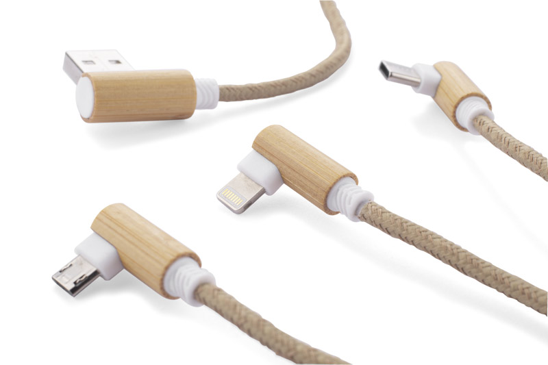 Kabel USB 3 w 1 FLAX Kabel USB FLAX to praktyczny gadżet codziennego użytku w ekologicznym wykonaniu. Przewód kabla został pokryty lnem, a wtyczki wykończone są naturalnym bambusem. Kabel posiada 3 typy końcówek do podłączenia urządzeń mobilnych: micro USB, USB C oraz Lightning (iPhone). Wszystkie wtyczki, także wyjściowa USB, są dwustronne (nie ma znaczenia w którą stronę zostanie włożona do gniazda), co znacznie ułatwia korzystanie. Kabel ma długość około 110 cm. Kabel służy tylko do ładowania.