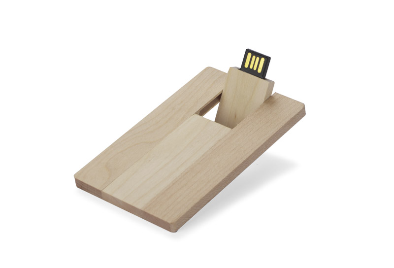 Pamięć USB WOODCART 16 GB Pamięć USB WOODCART to popularny model w kształcie karty kredytowej wykonany w całości z drewna. Produkt zapakowany w papierowy kartonik w kolorze brązowym. Pamięć USB o pojemności 16 GB. Standard USB: 2.0; szybkość zapisu: 4,5 MB/s; szybkość odczytu: 12 MB/s. Pamięć USB objęta jest 5 letnią gwarancją producenta oraz posiada certyfikat CE.