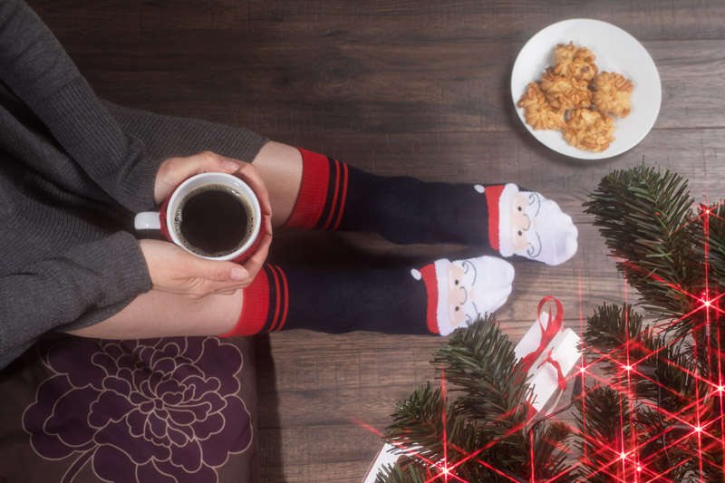 Zestaw skarpet FELIZ FELIZ to propozycja wyjątkowego świątecznego prezentu. Zestaw dwóch par skarpet ze świątecznym motywem sprawi radość miłośnikom modnych kolorowych dodatków. Skarpety z elastycznego materiału z bawełny, poliestru i elastanu w uniwersalnym rozmiarze zaprojektowane tak, aby pasowały na każdą stopę. Idealne zarówno dla kobiet, jak i mężczyzn. Zapakowane w pudełko z ozdobną kokardą i bilecikiem na logo lub życzenia. Projekt wykonany specjalnie dla katalogu BLUE COLLECTION.