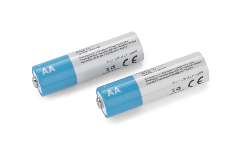 Zestaw akumulatorków AA 1600 mAh Zestaw akumulatorków AA 1600 mAh to produkt stworzony specjalnie z myślą o użytkownikach urządzeń elektronicznych. Akumulatory zasilane są przez port USB typu C, co oznacza, że nie jest wymagana dedykowana ładowarka. W zestawie znajduje się podwójny kabel USB-C, który umożliwia zasilanie dwóch akumulatorów w tym samym czasie. Dzięki wskaźnikowi LED na baterii wiesz, jaki jest aktualny status naładowania. Zestaw akumulatorków AA 1600 mAh to rozwiązanie przyjazne dla środowiska - akumulatory doładujesz do 1200 razy, unikając zużycia 1200 zwykłych baterii. Pełne ładowanie: 1,5 godz.