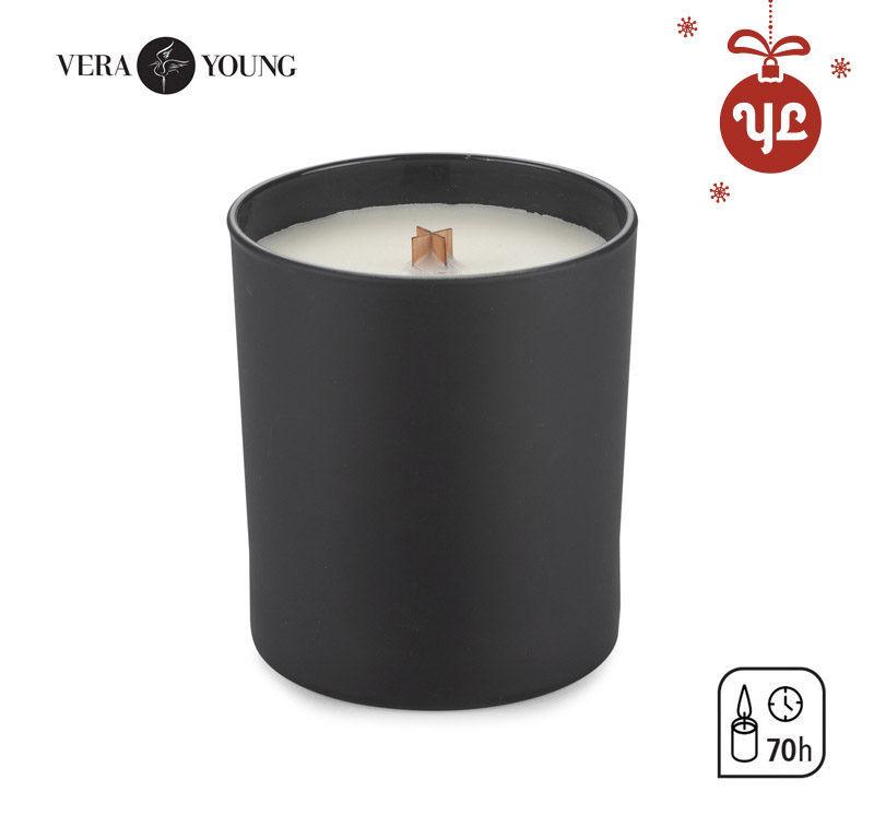 Świeca sojowa 220g - Christmas Tree - VERA YOUNG Produkty Vera Young Candles są odlewane ręcznie. Wykonywane są z naturalnego wosku sojowego - są w 100% naturalne i ekologiczne. Dzięki woskom roślinnym świece są całkowicie bezpieczne dla zdrowia i nie zawierają szkodliwych substancji. Eleganckie czarne, matowe szkło z drewnianą pokrywką i drewnianym knotem. (Knot drewniany w zależności od rodzaju produkcji może różnić się wyglądem.)  