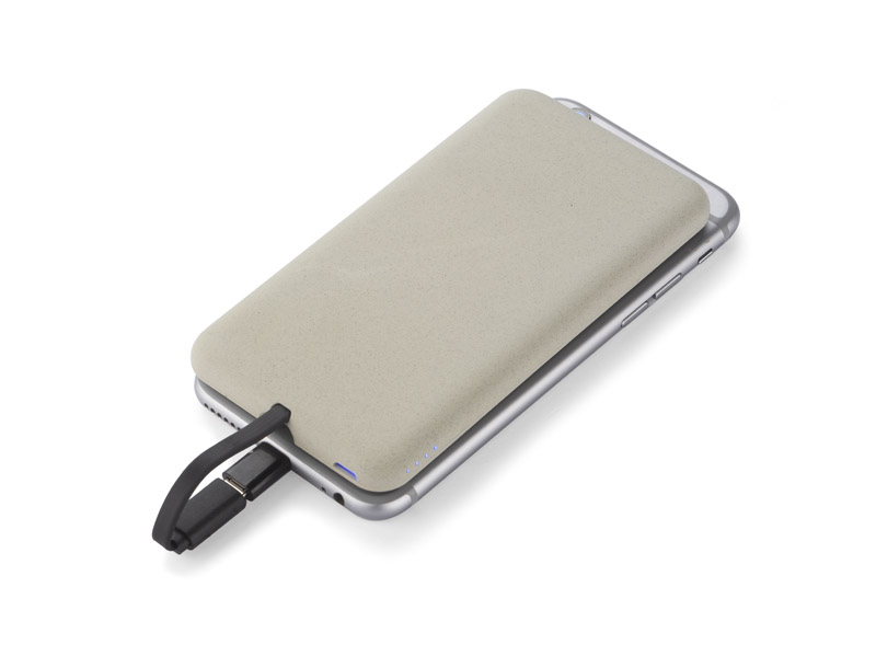 Power bank STICKY 4000 mAh 

STICKY to niezwykle praktyczny power bank o pojemności 4 000 mAh. Wbudowany kabel z wtykiem micro USB pozwoli na ładowanie urządzeń mobilnych bez konieczności używania dodatkowego kabla. Do zestawu dołączony jest także adapter IPhone. Dodatkowym atutem jest umieszczona z tyłu taśma pozwalająca na wielokrotne przymocowanie power banka do ładowanego urządzenia (do gładkich powierzchni) bez zostawiania na nich żadnych śladów. Obudowa została wykonana z ciekawego tworzywa przypominającego w dotyku zamsz. Produkt jest zgodny z odpowiednimi dyrektywami Unii Europejskiej, posiada znak CE oraz 1 rok gwarancji. 
 
Dane techniczne: 
- wejście: 5 V /  1 A (wtyczka USB)
- wyjście: 5 V / 1 A (wtyczka micro USB / iPhone)
- pojemność baterii: 4000 mAh