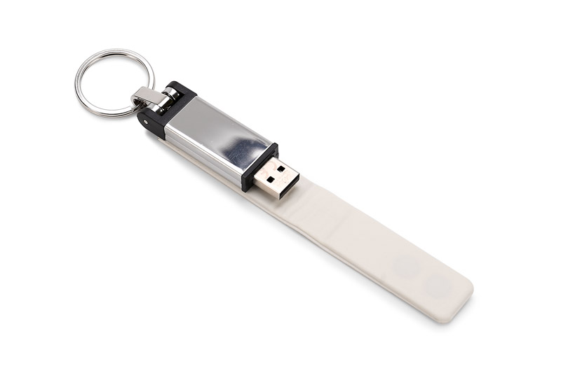 Pamięć USB BUDVA 32 GB 3.0 Przenośna pamięć USB o pojemności 32 GB wykonana z metalu oraz ekoskóry. Logo wykonamy metodą graweru. Standard USB 3.0, szybkość zapisu: 27 MB/s; szybkość odczytu: 106 MB/s. Pamięć USB objęta jest 5 letnią gwarancją producenta oraz posiada certyfikat CE.
